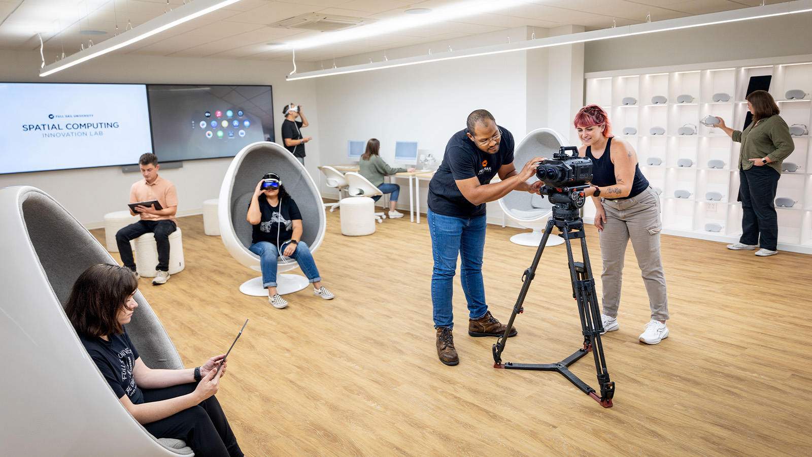 Students explore Full Sail’s Spatial Computing Innovation Lab with Apple Vision Pro, iMacs, and immersive camera technology.