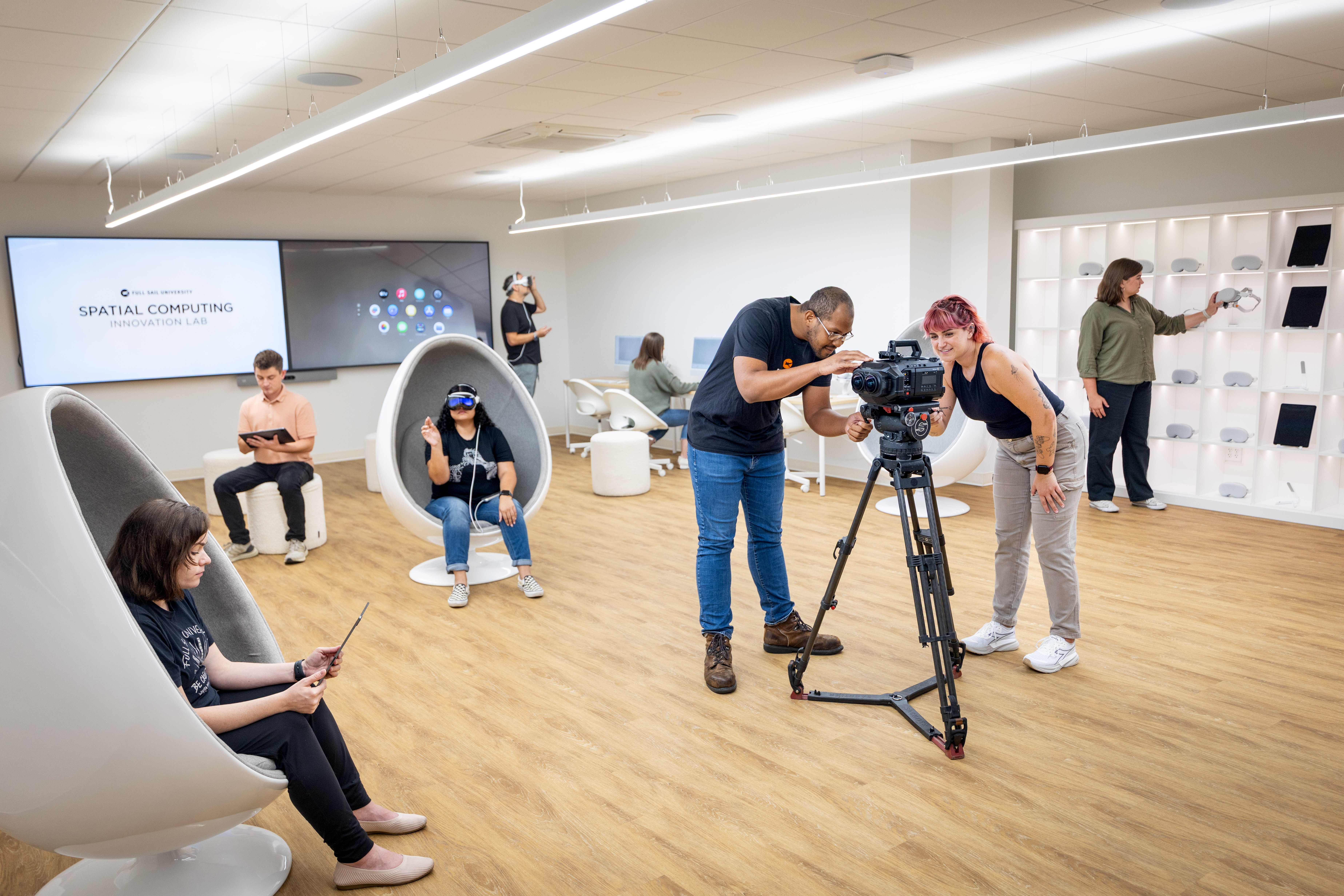Students explore Full Sail’s Spatial Computing Innovation Lab with Apple Vision Pro, iMacs, and immersive camera technology.